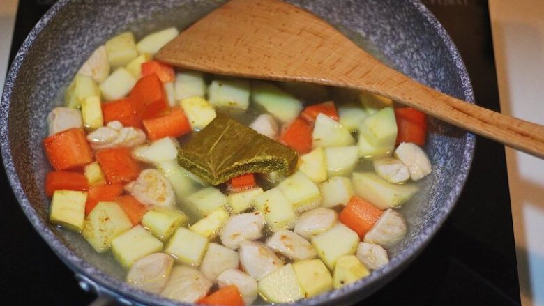 土豆红薯鸡胸咖喱,加水没过食材，等水开后转小火炖煮，加入<a style='color:red;display:inline-block;' href='/shicai/ 10650'>咖喱块</a>。