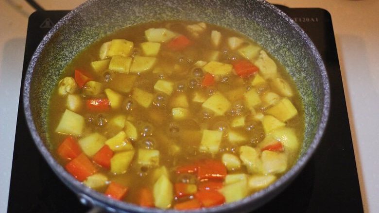 土豆红薯鸡胸咖喱,炖煮过程中需要注意水量,必要时加水以免糊锅。