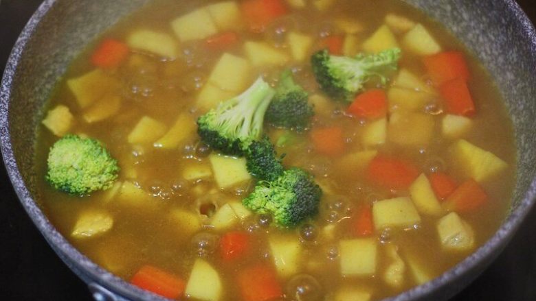 土豆红薯鸡胸咖喱,煮到筷子可以轻松扎透土豆的时候,加入西兰花,用锅铲帮助西兰花泡到汤里面~西兰花是非常容易熟的,基本上在汤里面泡着有个1-2分钟就可以了,所以西兰花加入之后就不需要再盖锅盖了。