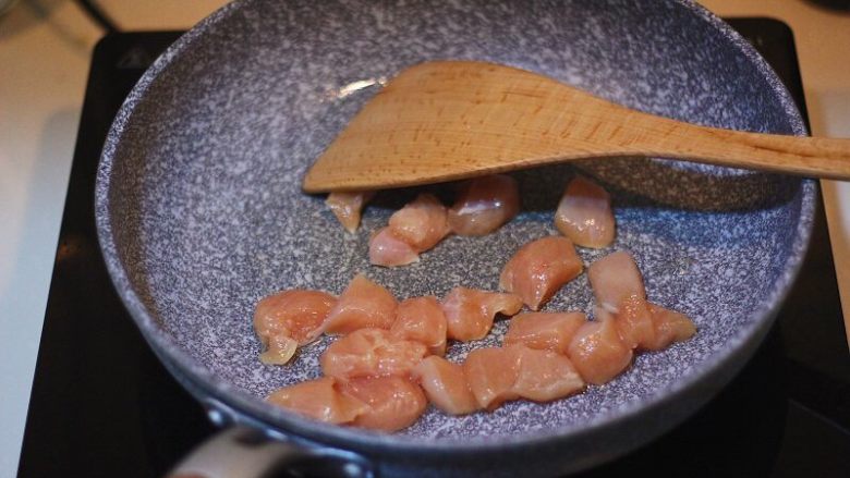 土豆红薯鸡胸咖喱,锅烧热,加少量油,将鸡丁翻炒断生。