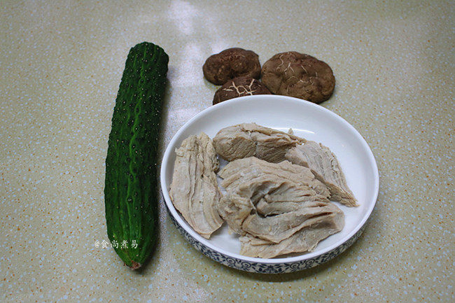鲜竹卷,备好食材,瘦肉提前煮熟,煮熟后撒一克盐腌制一会儿。小提议:将肉丝换成煎鸡蛋或火腿肠更好,不会卡牙