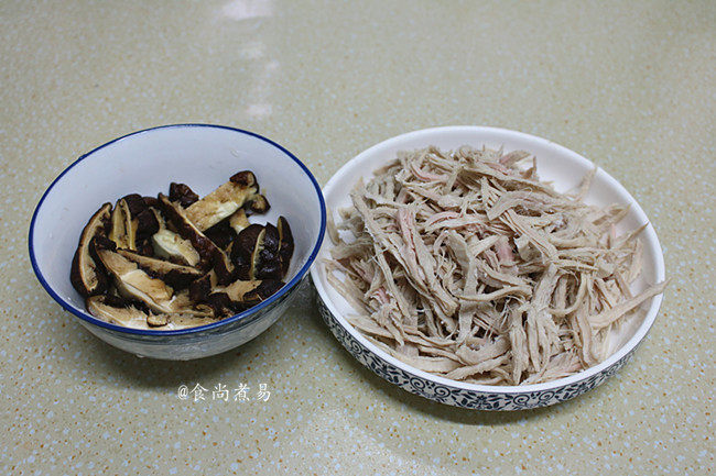 鲜竹卷,干冬菇泡软切丝,<a style='color:red;display:inline-block;' href='/shicai/ 414'>猪肉</a>撕成肉丝