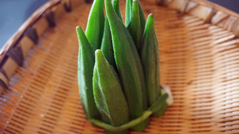 凉拌秋葵 ,将焯熟的秋葵用<a style='color:red;display:inline-block;' href='/shicai/ 157'>小葱</a>捆绑在一起
叨叨叨：将<a style='color:red;display:inline-block;' href='/shicai/ 157'>小葱</a>放入沸水中烫一下使其变软，捆绑秋葵时不宜断

