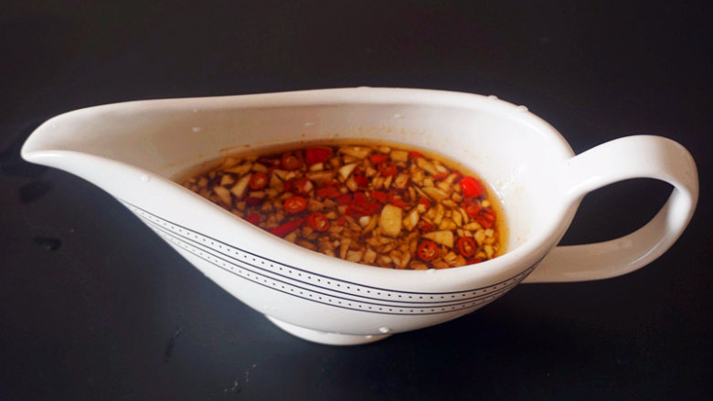 凉拌秋葵 ,小米辣切成圈；<a style='color:red;display:inline-block;' href='/shicai/ 2794'>大蒜</a>剁碎；然后将鲜辣露、<a style='color:red;display:inline-block;' href='/shicai/ 3729'>白糖</a>、醋、<a style='color:red;display:inline-block;' href='/shicai/ 738'>葱油</a>拌匀成汁儿