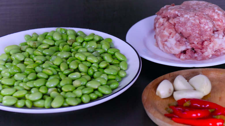 最开胃的下饭菜毛豆炒肉末,准备食材:毛豆300g 肉末200g 姜末5g 蒜末5g 泡椒适量(根据个人口味增减)。