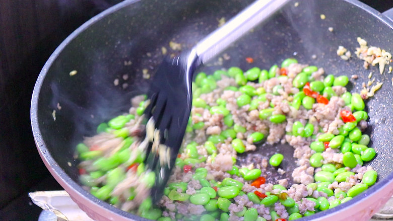 最开胃的下饭菜毛豆炒肉末,再放入毛豆翻炒一分钟。