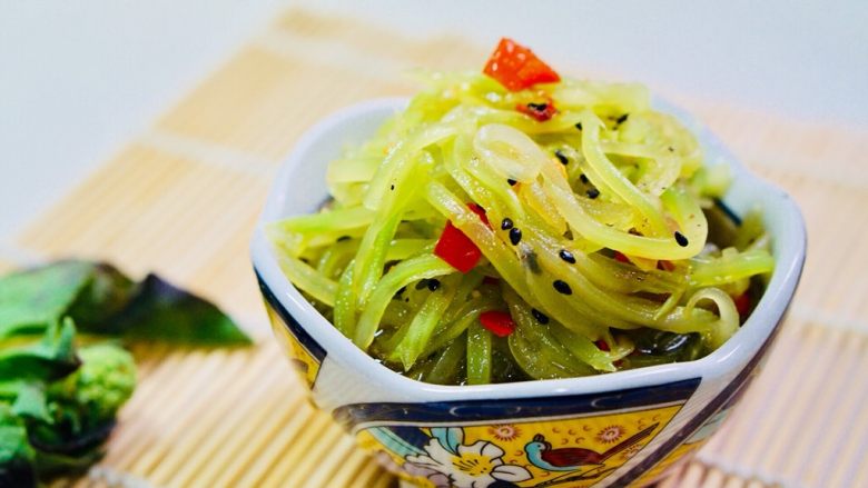 夏天-清爽凉拌莴笋,放入冰箱冷藏