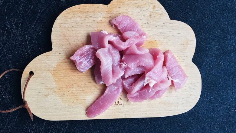 了不起的小番茄:烘烤番茄小鲜肉,食材处理:猪肉洗净切小块备用
