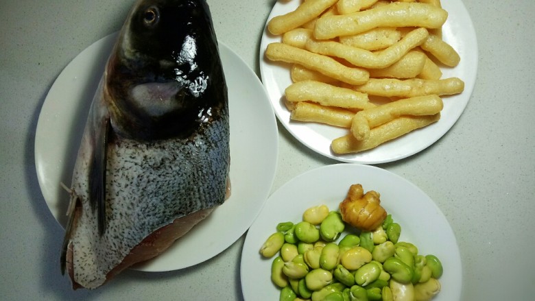 鱼头炖豆果,原料图:鱼头 简箪豆果 新鲜<a style='color:red;display:inline-block;' href='/shicai/ 82424'>蚕豆米</a>