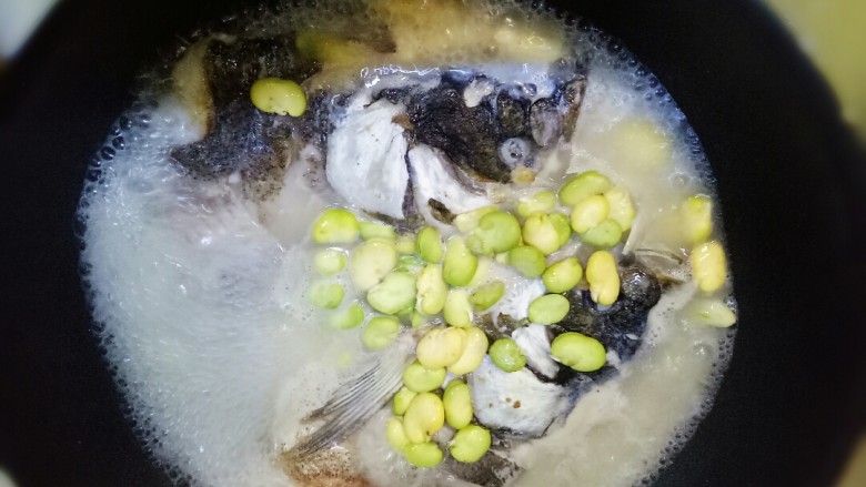 鱼头炖豆果,加适量开水,建议刚刚没过鱼头,放入蚕豆米,一起炖煮。