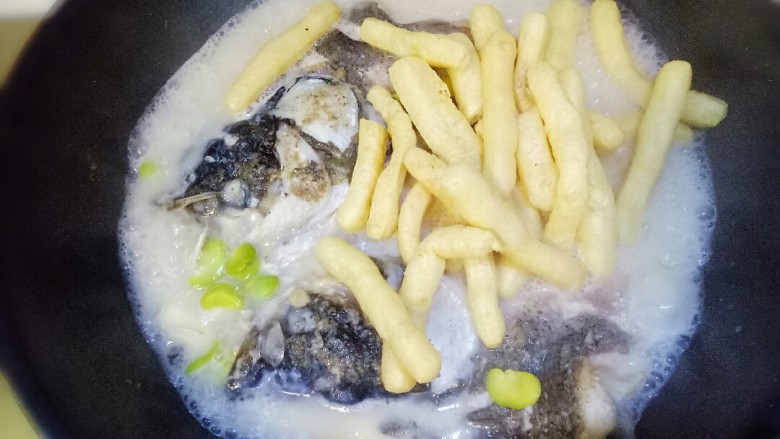 鱼头炖豆果,加适量盐 十三香调味,放入豆果