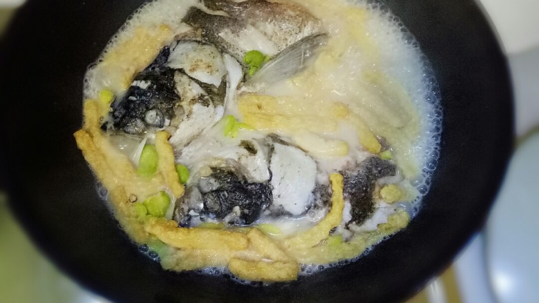 鱼头炖豆果,把豆果炖软就差不多了哦,加点生抽调味。