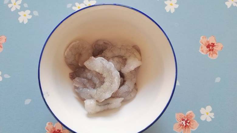 酸甜可口+下饭+茄汁虾仁,虾仁冲洗干净后,加盐用手抓揉均匀。