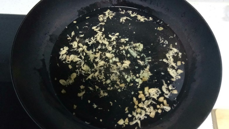 冬瓜🐷肝丸子虾米汤。,锅中盛入适量水,倒入虾米,开大火。