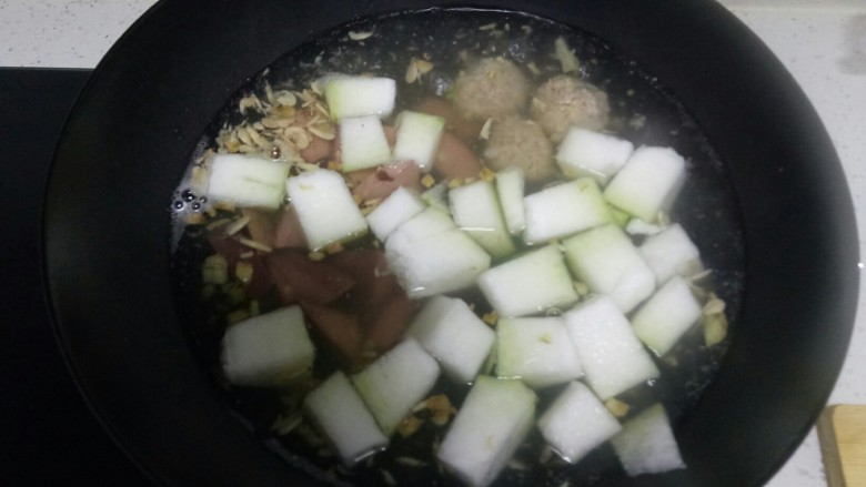 冬瓜🐷肝丸子虾米汤。,待丸子浮起,倒入冬瓜、🐷肝。