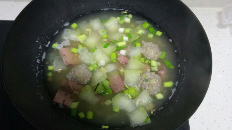 冬瓜🐷肝丸子虾米汤。,倒入蒜苗,根据个人口味加入适量盐,搅拌均匀,关火。