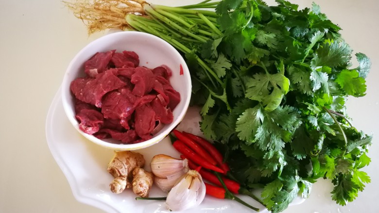小炒牛肉,备好图中材料