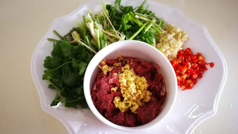 小炒牛肉,小米辣，蒜米切碎，<a style='color:red;display:inline-block;' href='/shicai/ 131'>香菜</a>留梗，去叶子，<a style='color:red;display:inline-block;' href='/shicai/ 37'>姜</a>切碎放入切好的<a style='color:red;display:inline-block;' href='/shicai/ 216'>牛肉</a>中