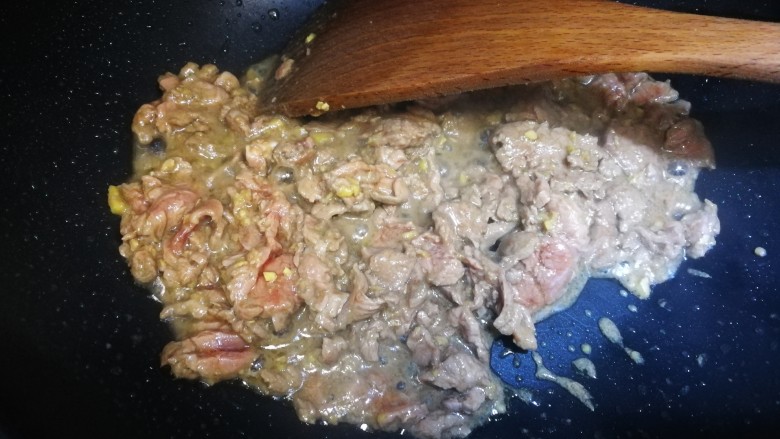 小炒牛肉,炒至变色，盛起备用
