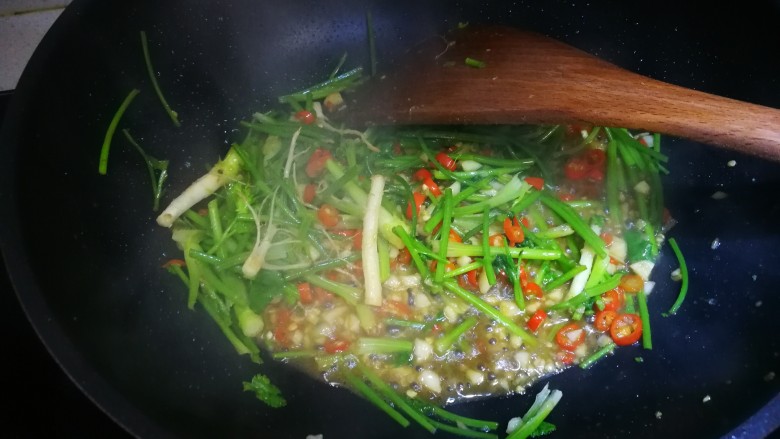 小炒牛肉,放入适量酱油，蚝油，盐调味