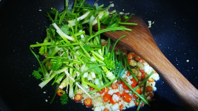 小炒牛肉,再加入香菜梗