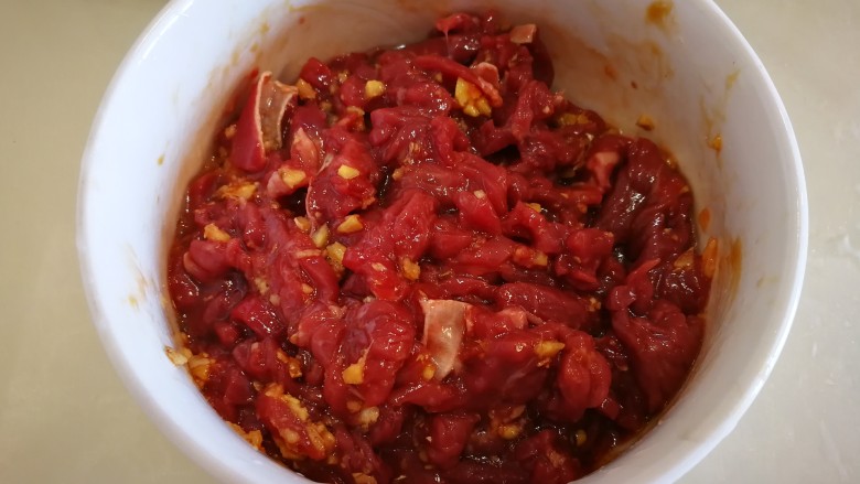 小炒牛肉,切好的牛肉，加入姜，蚝油，食用油，腌制一下