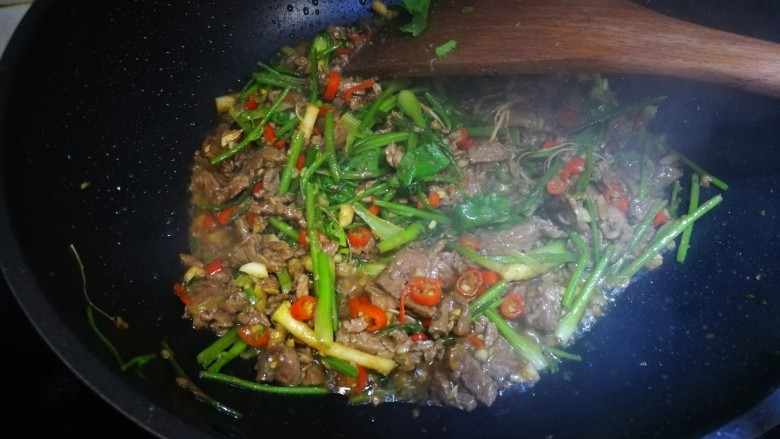 小炒牛肉,然后放入牛肉，翻炒均匀即可
