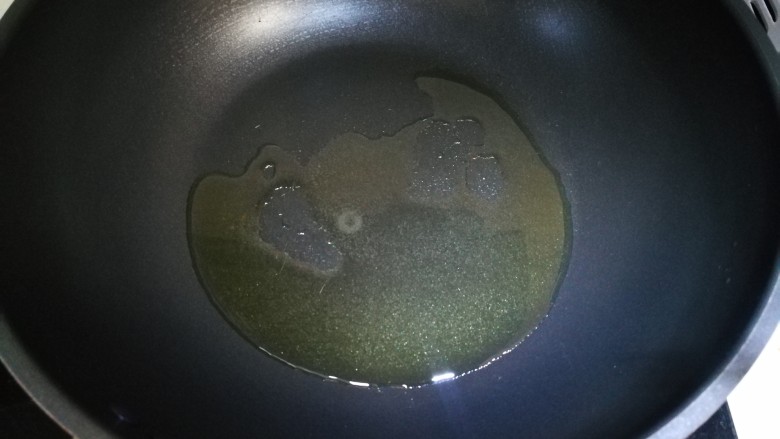 小炒牛肉,锅内下油