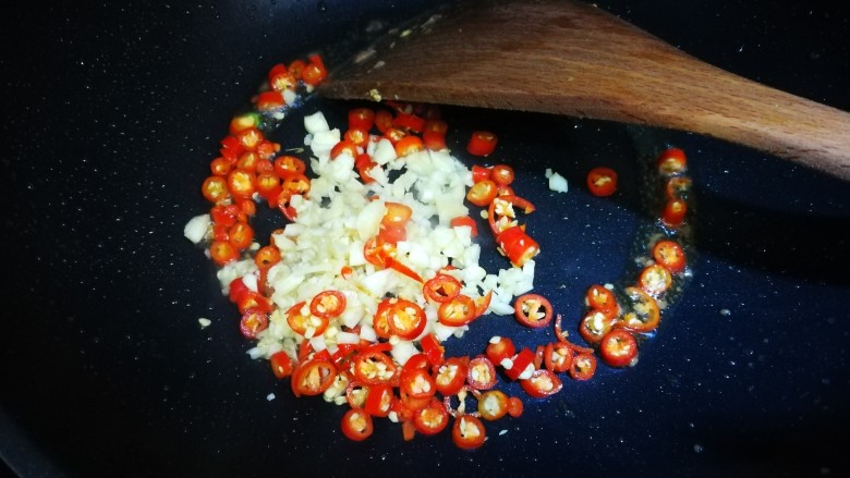 小炒牛肉,锅内另下油，放入蒜米，小米辣爆香