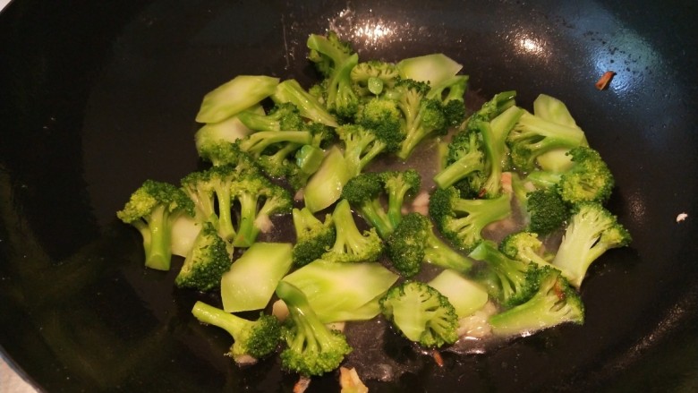 蒜蓉清炒西蓝花,加入1克盐,倒入调好的汁勾芡即可。