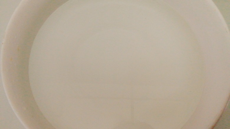 菠萝季----菠萝糖水,准备一口大点碗,加入清水