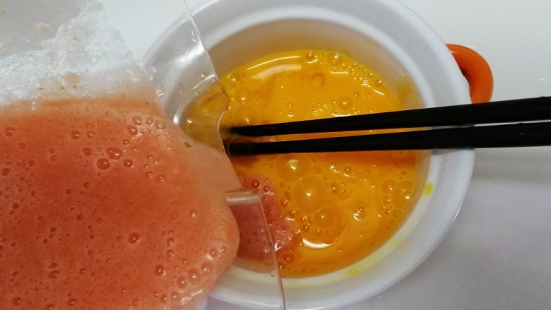 了不起的小番茄+番茄鸡蛋羹,番茄汁注入碗里,