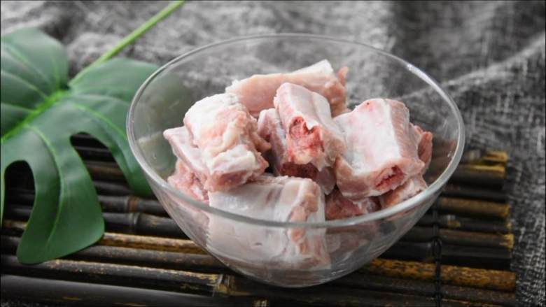 外皮干香不腻,内心鲜嫩可口,多吃一点也没压力的蒜香骨,肋排洗净,沥干。