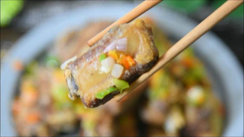 外皮干香不腻,内心鲜嫩可口,多吃一点也没压力的蒜香骨,撒在肋排上,即可
