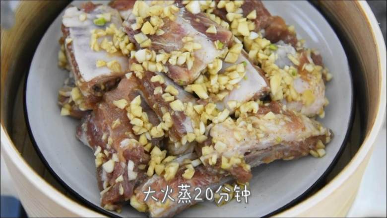 外皮干香不腻,内心鲜嫩可口,多吃一点也没压力的蒜香骨,大火蒸20分钟。
去除多余蒜末。
