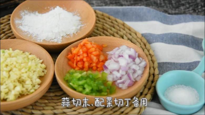 外皮干香不腻,内心鲜嫩可口,多吃一点也没压力的蒜香骨,蒜切末,配菜切丁备用。
