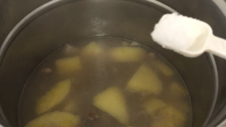 月子餐滋补汤(木瓜章鱼花生扇骨汤),大概1.5小时或者2小时以后加点盐可以饮用啦