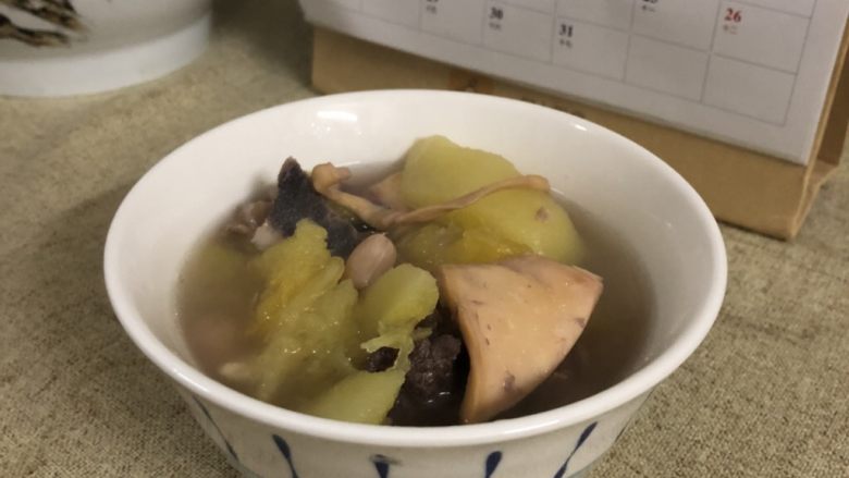 月子餐滋补汤(木瓜章鱼花生扇骨汤),完成