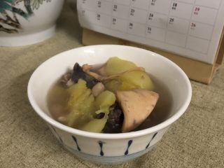 月子餐滋补汤（木瓜章鱼花生扇骨汤）