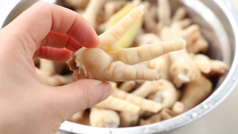 网红柠檬凤爪,从冰箱拿出来倒掉水分,看看凤爪很有韧性;