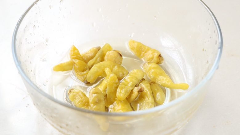 网红柠檬凤爪,泡椒倒入碗里;