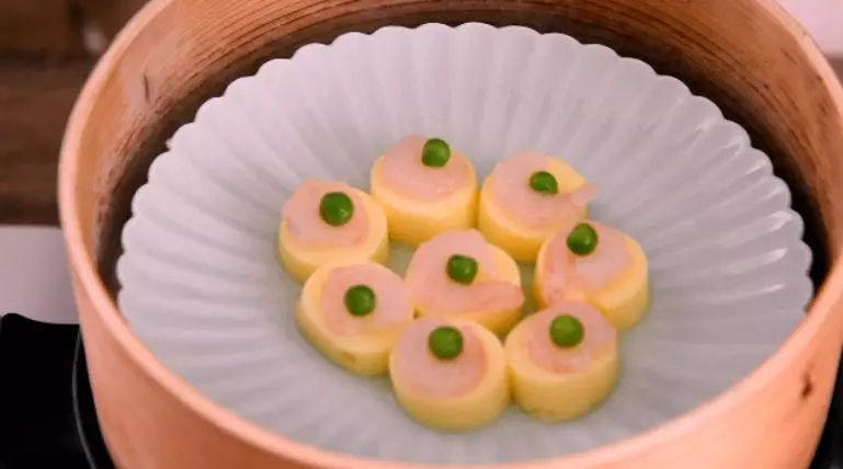 日本豆腐质地嫩滑,加上虾仁的鲜香口感,简直就是完美的搭配!,移入蒸锅大火蒸5分钟
