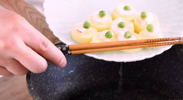 日本豆腐质地嫩滑,加上虾仁的鲜香口感,简直就是完美的搭配!,.将盘子里的水倒入锅中