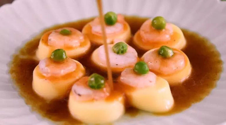 日本豆腐质地嫩滑,加上虾仁的鲜香口感,简直就是完美的搭配!,淋在豆腐虾仁上即可