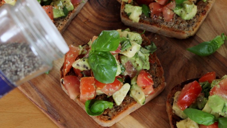 了不起的小番茄+意式烤面包片Bruschetta,取几片罗勒叶装饰表面，其上再撒点胡椒粉，少浇一点橄榄油，鳄梨番茄三明治就做好了。
