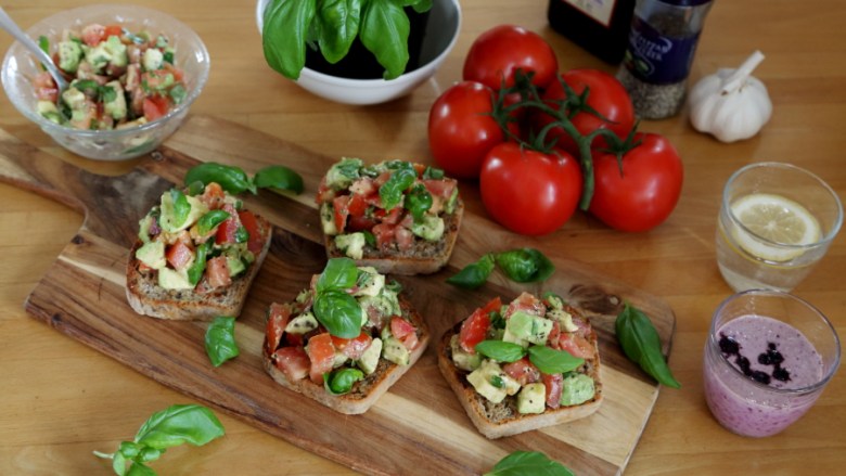 了不起的小番茄+意式烤面包片Bruschetta,我们还可以泡一杯柠檬水，或打上一杯思慕雪搭配着吃，非常的棒哦！
