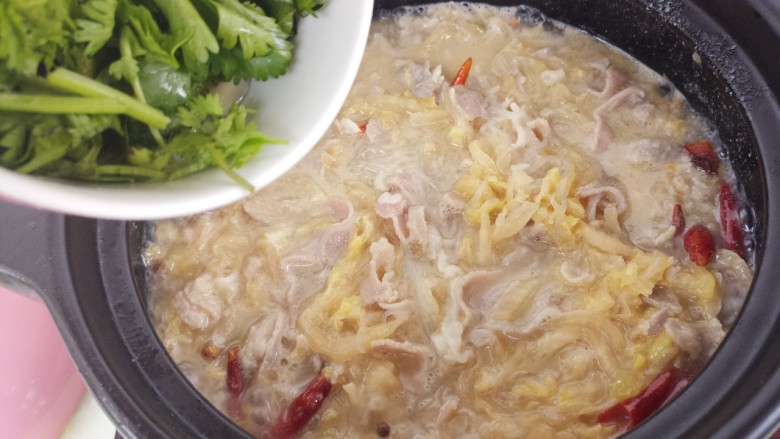 酸菜炖羊肉,等羊肉煮熟,加入香菜末
