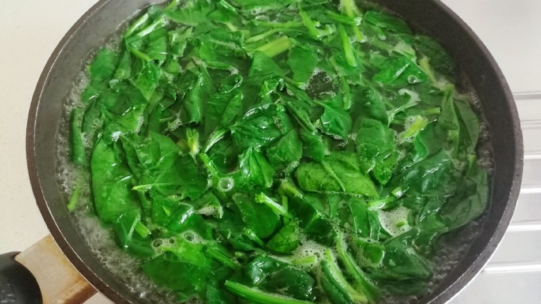 芝麻枸杞菠菜,锅中放水,水开后放入菠菜焯水1~2分钟。
