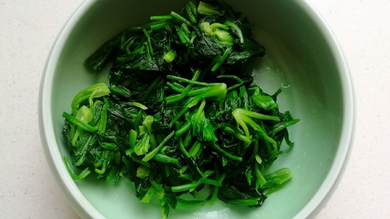 芝麻枸杞菠菜,捞出过凉后,挤去多余的水分备用。