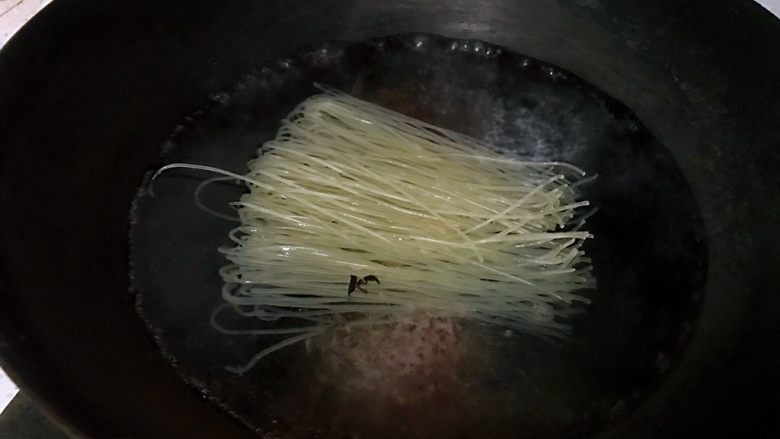 天天早餐不重样1206,放入粉木耳。煮十分钟左右,粉能夹断为准。